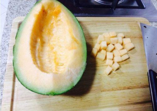 鸭血能和哈密瓜一起吃吗